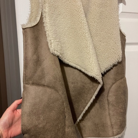 NWOT - Sherpa vest - Picture 4 of 5